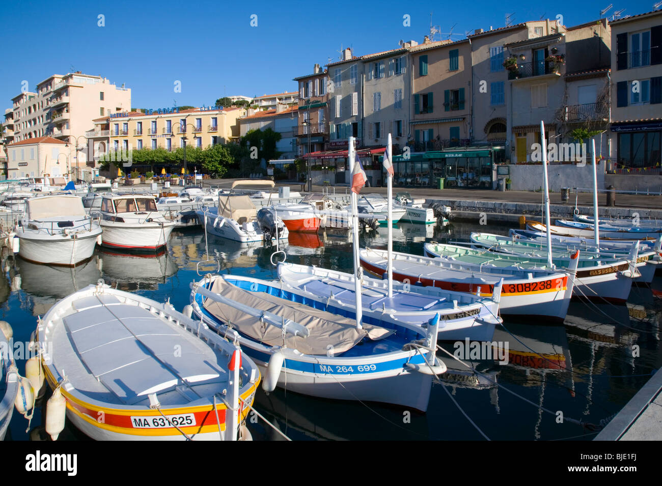 Cassis, Provence, Frankreich. Blick über den Hafen. Stockfoto