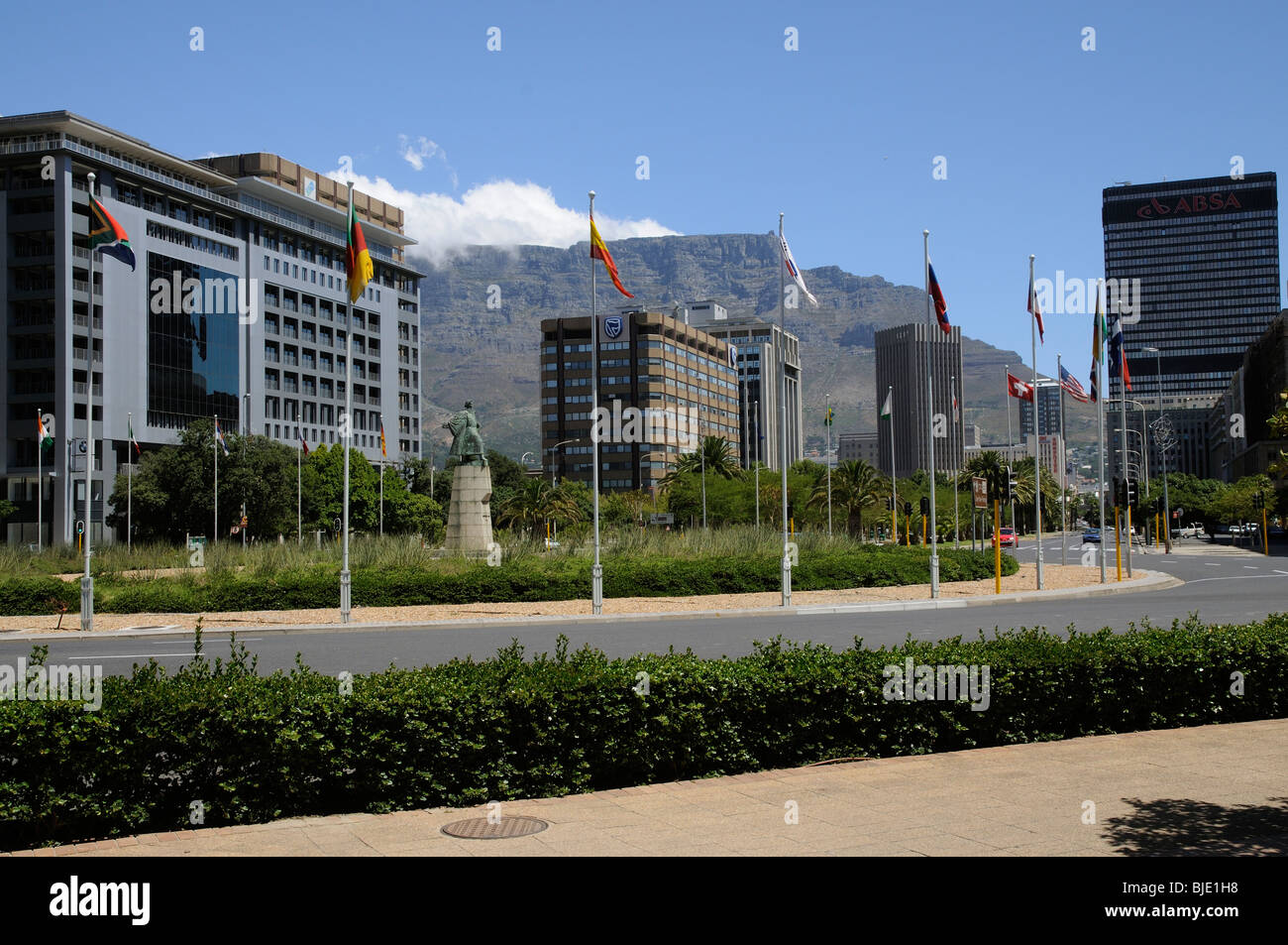 Adderley Street umgeben von Büros im Stadtzentrum von Kapstadt in Südafrika. Hintergrund der Tafelberg Stockfoto