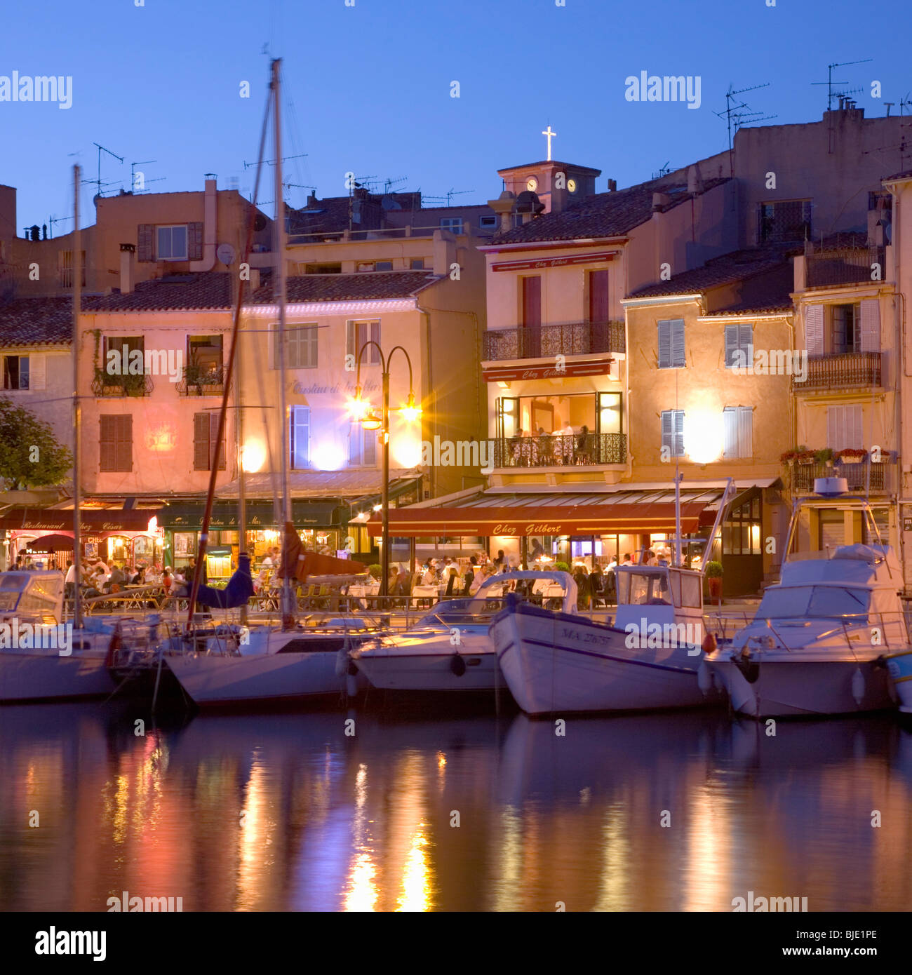 Cassis, Provence, Frankreich. Blick über den beleuchteten Hafen in der Abenddämmerung. Stockfoto