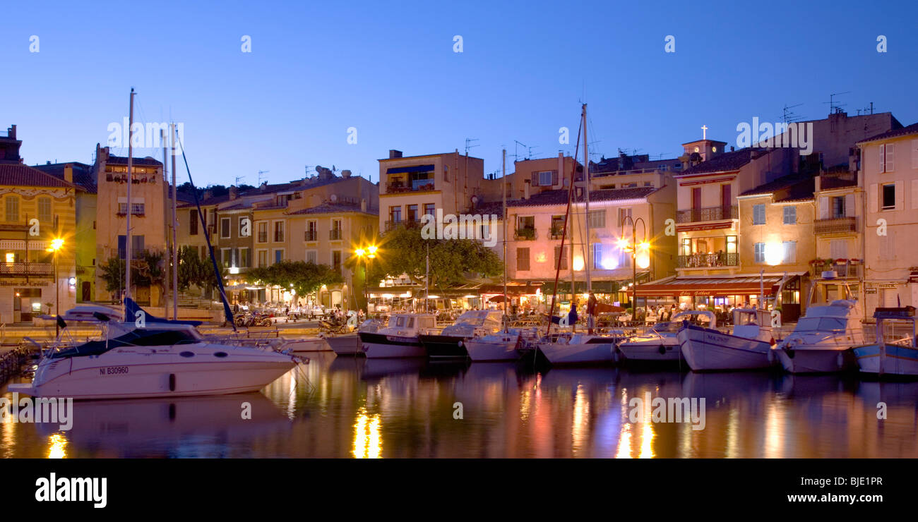 Cassis, Provence, Frankreich. Blick über den beleuchteten Hafen in der Abenddämmerung. Stockfoto