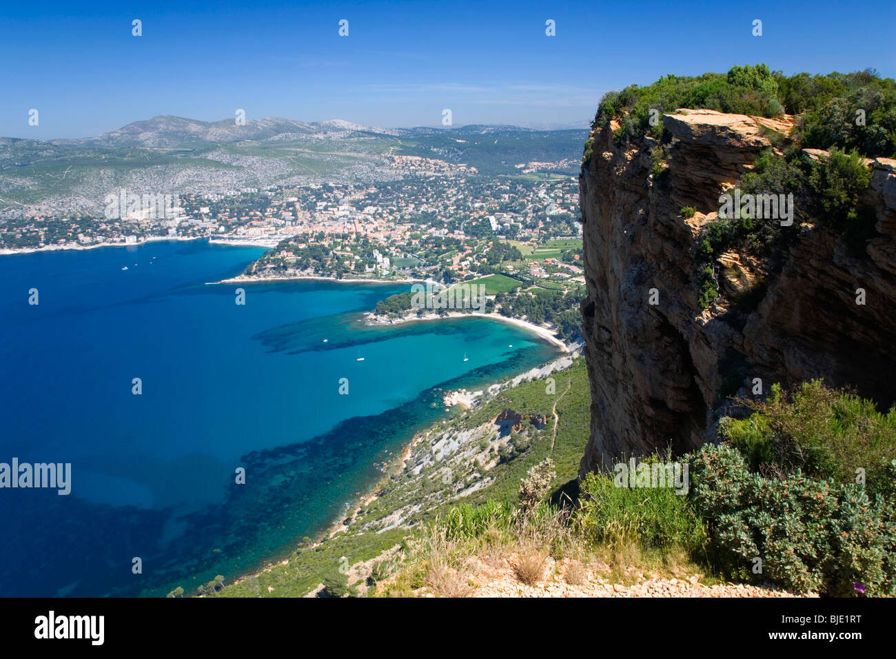 Cassis, Provence, Frankreich. Blick über die Mittelmeerküste von Cap Canaille. Stockfoto