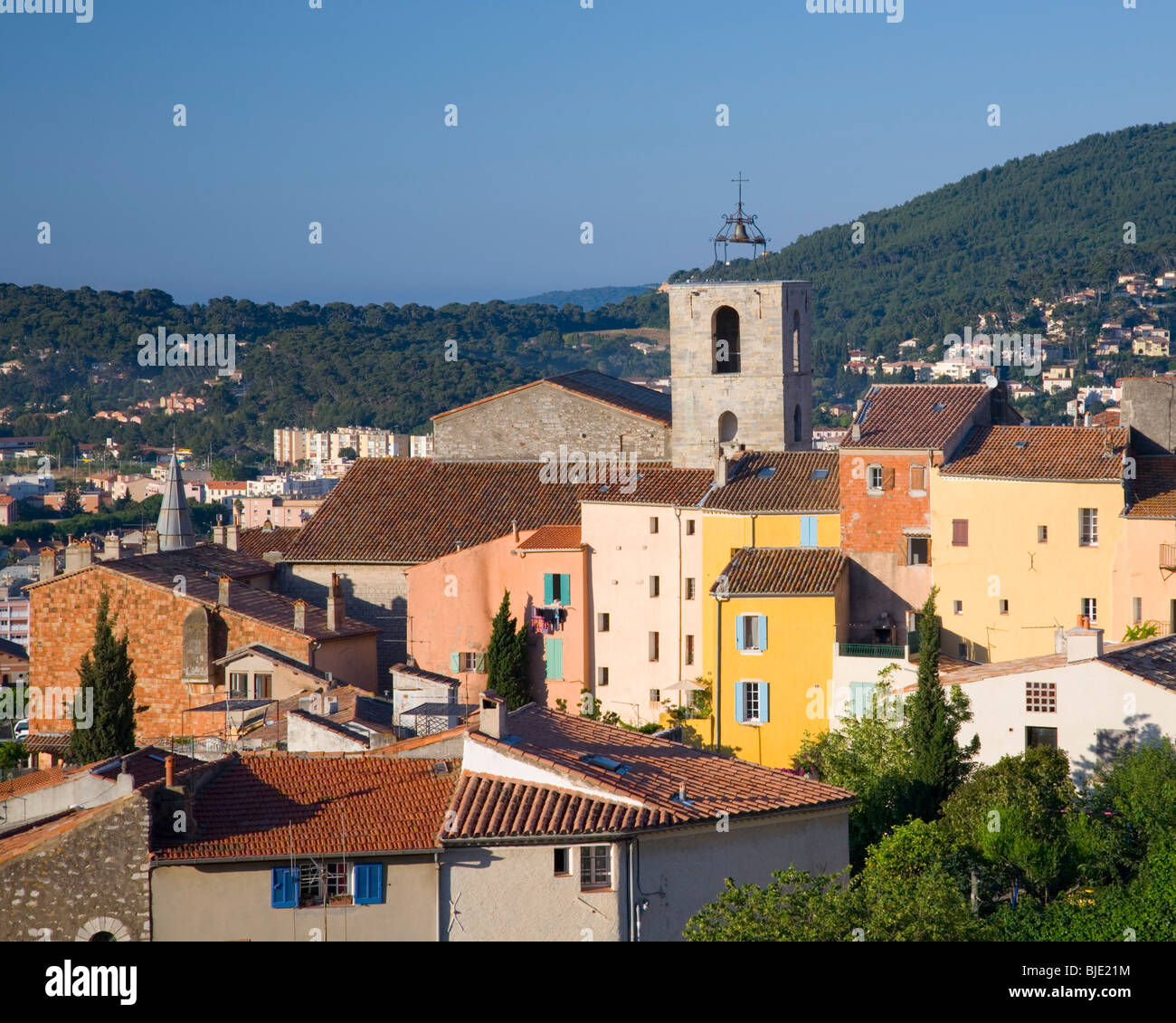 Hyères, Provence, Frankreich. Blick über die alten Dächer der Stadt von Parc St-Bernard, Turm des Collégiale St-Paul Prominente. Stockfoto