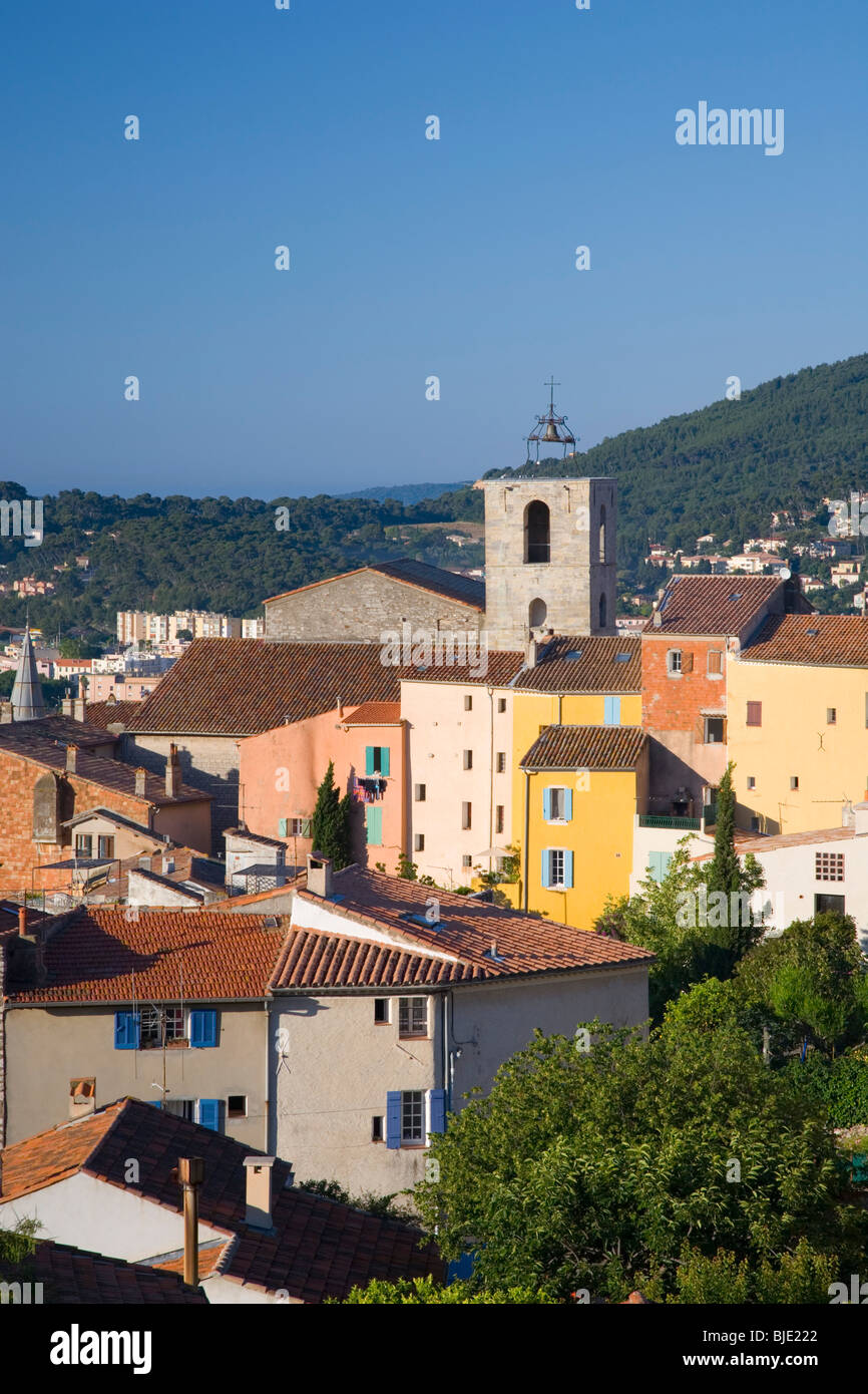 Hyères, Provence, Frankreich. Blick über die alten Dächer der Stadt von Parc St-Bernard, Turm des Collégiale St-Paul Prominente. Stockfoto