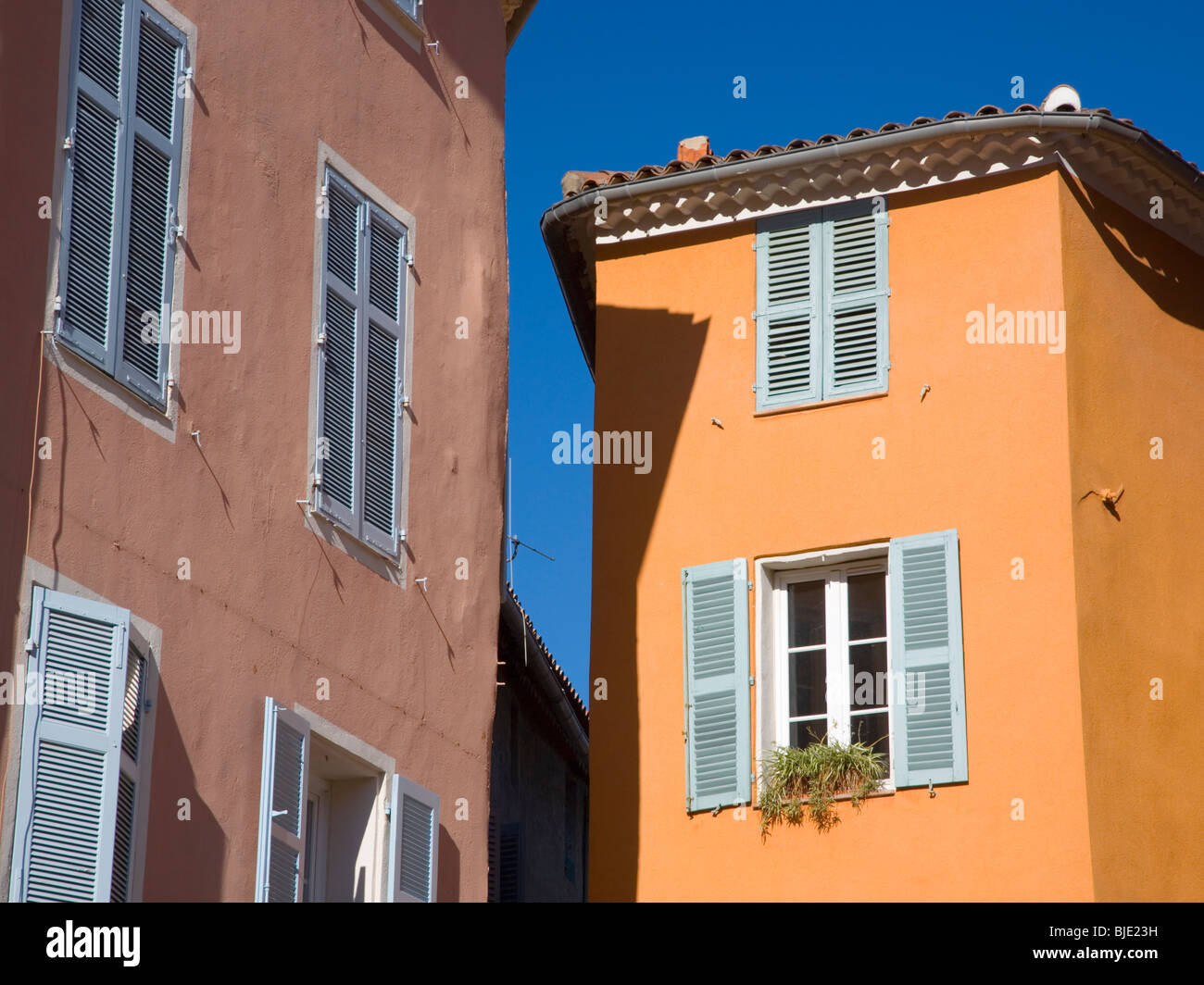Hyères, Provence, Frankreich. Pastellfarbenen Fassaden mit Blick auf Place Massillon. Stockfoto