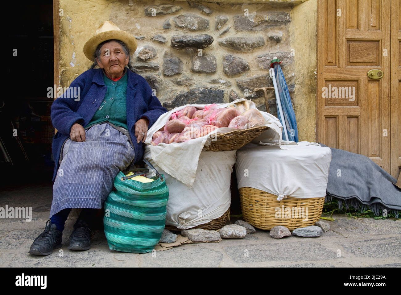 Eine ältere Frau bietet Brot für den Verkauf auf den Straßen von Arequipa, Peru. Stockfoto