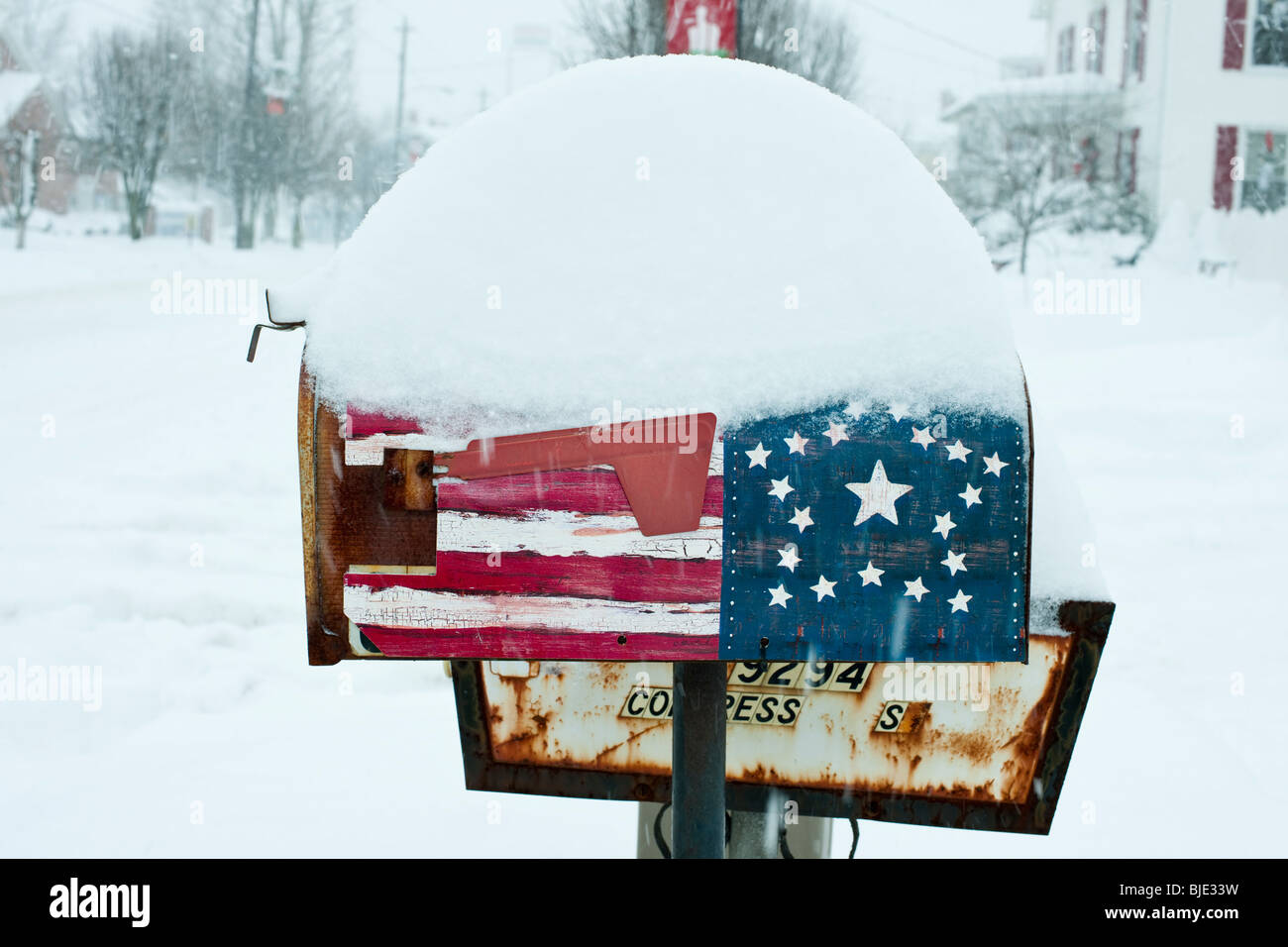 US style Briefkasten mit Sternen und Streifen-design bedeckt mit Schnee. Stockfoto