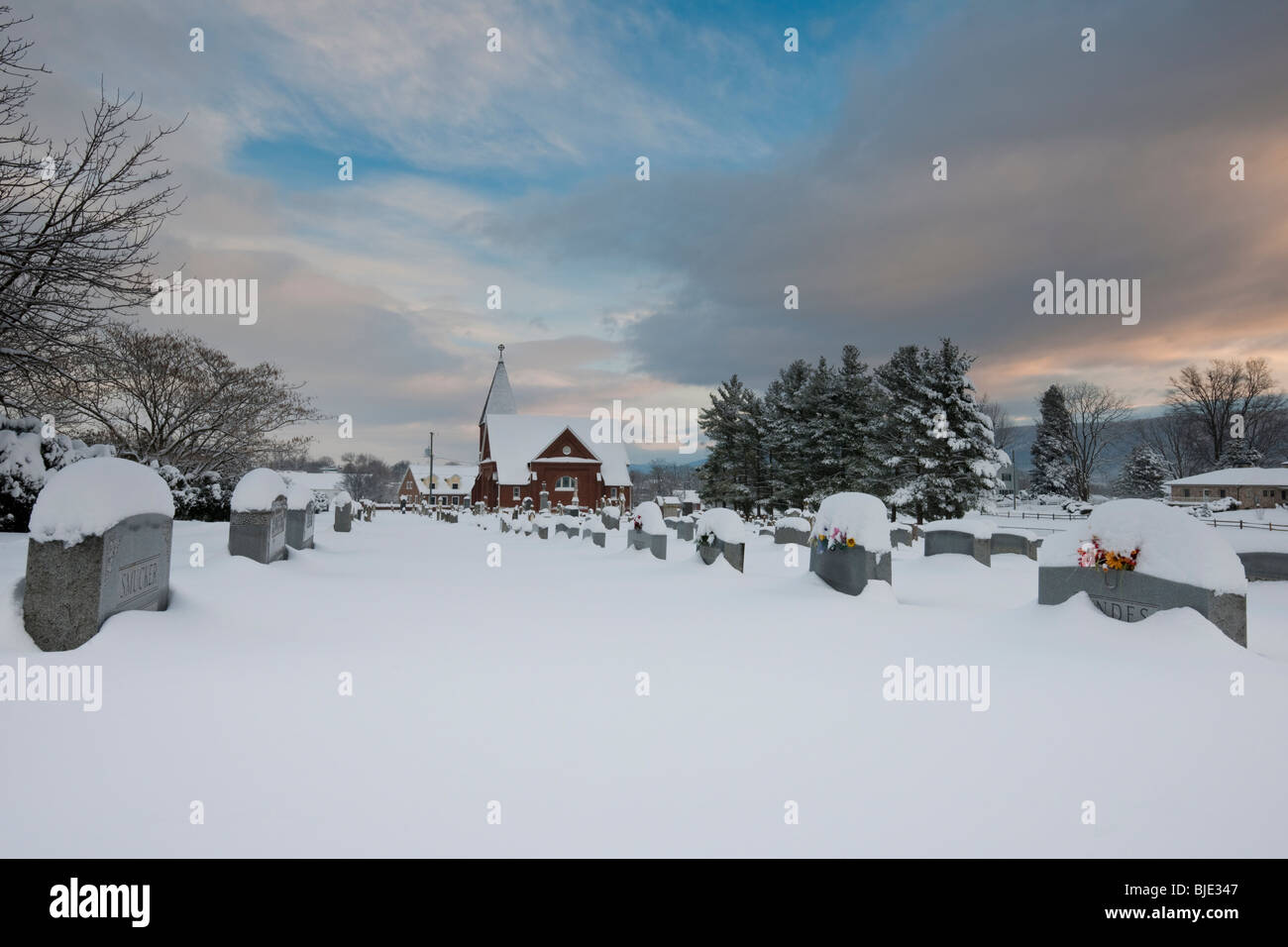 Schnee bedeckte Grabsteine in Emmanuel Lutheran Church Cemetery, New Market, Virginia, USA Stockfoto