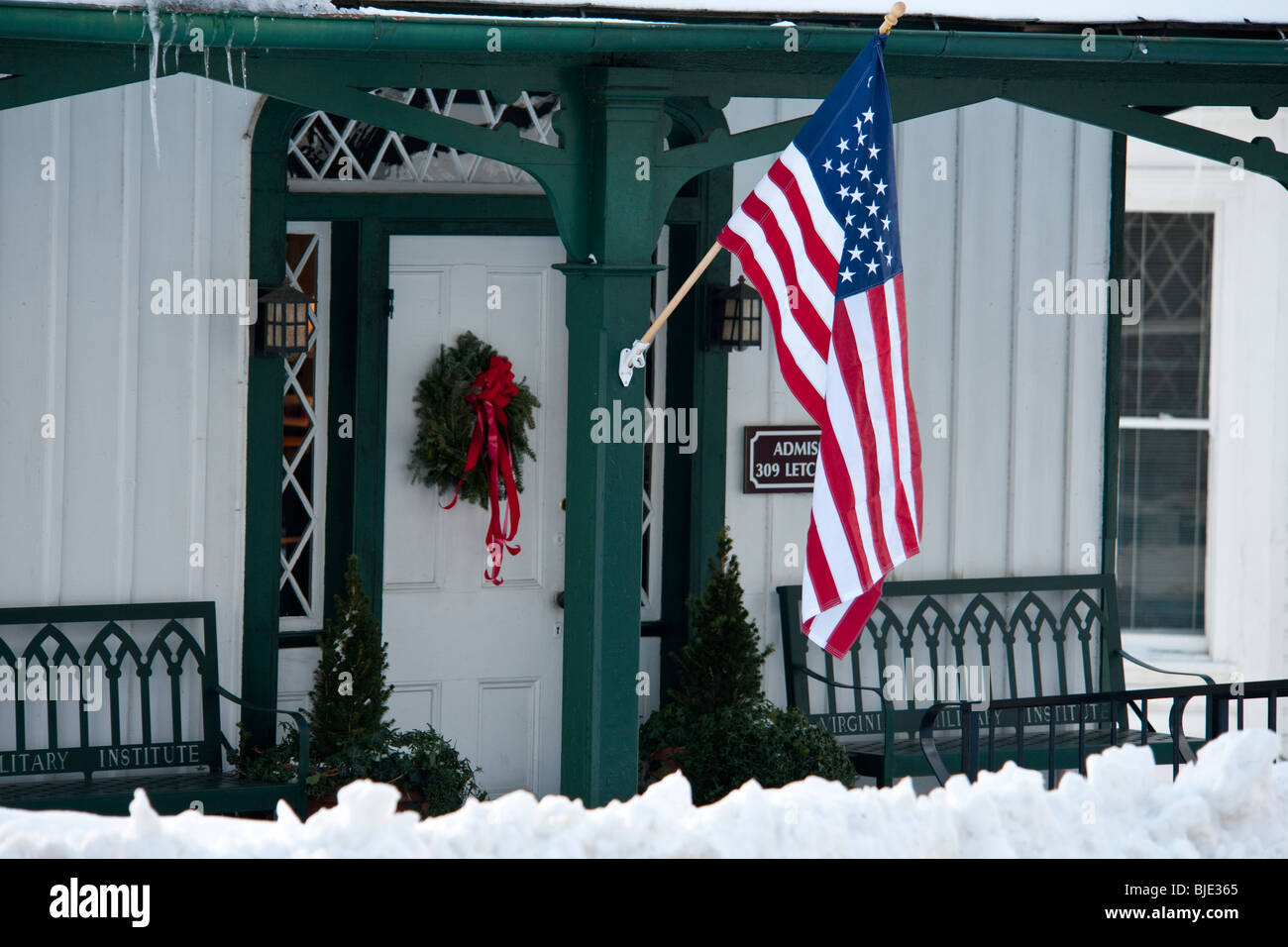 Stars And Stripes Flagge außerhalb der Clap-Board-Zulassungsstelle am VMI, Lexington, Virginia, USA Stockfoto