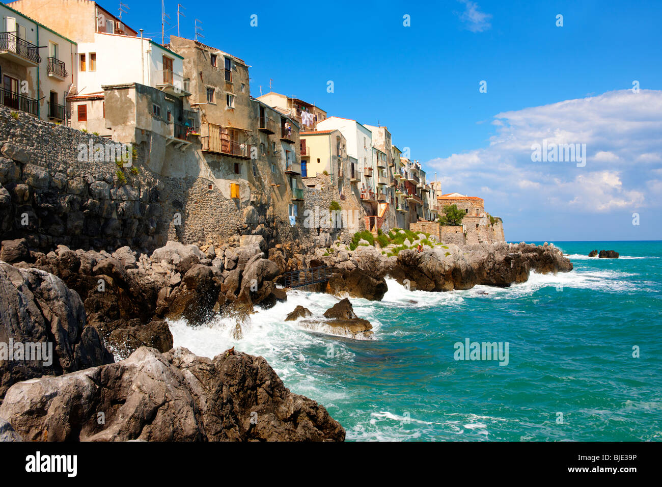 Mittelalterlichen Häusern und Strandpromenade von alten Sizilien Cefalu [Cefaú] Stockfoto