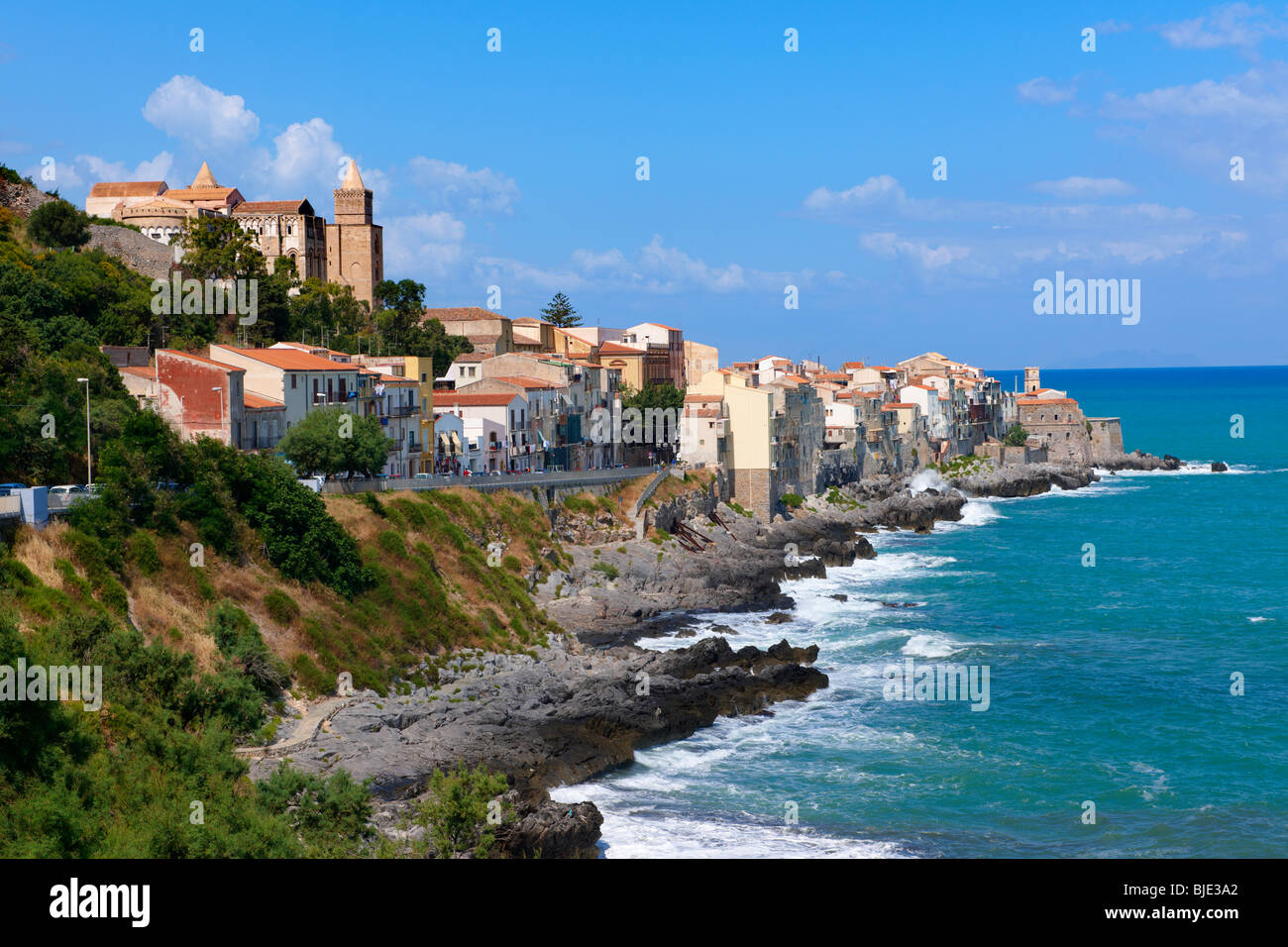 Mittelalterlichen Häusern und Strandpromenade von alten Sizilien Cefalu [Cefaú] Stockfoto
