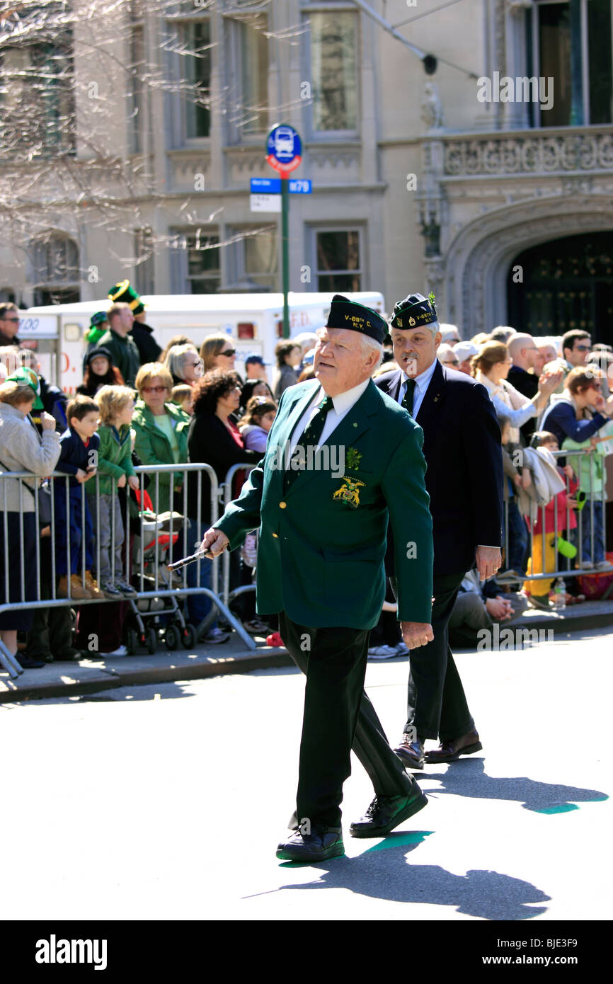 Kriegsveteranen marschieren in St. Patricks Day parade auf 5th Avenue, Manhattan, New York City Stockfoto