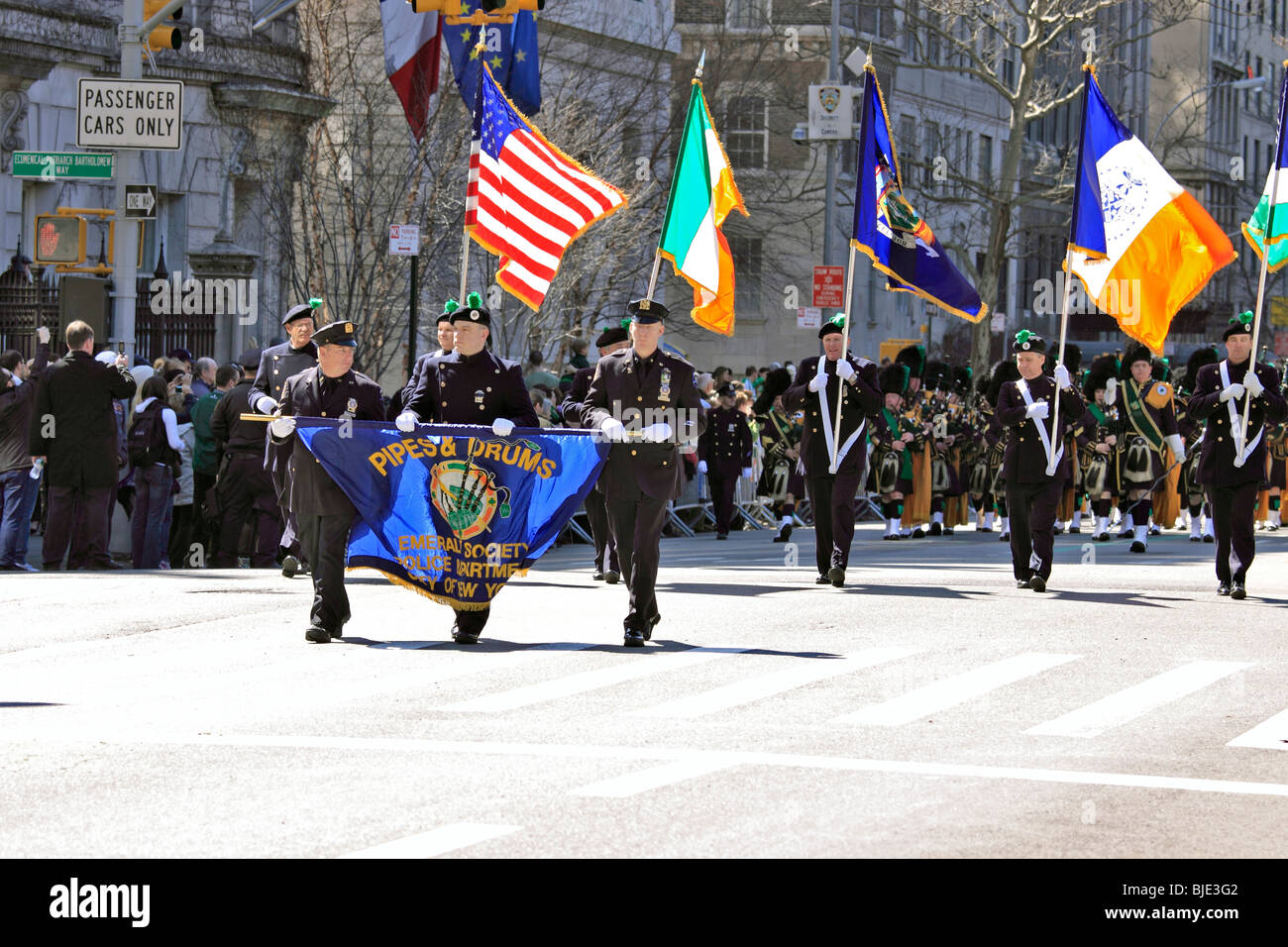 New York City Polizei-Abteilung Emerald Gesellschaft Pipes and Drums Blaskapelle auf der 5th Avenue in Manhattan St. Patrick's Day parade Stockfoto