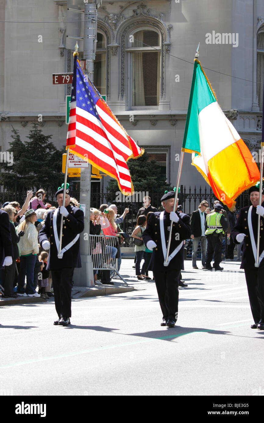 New York City Polizei Emerald Gesellschaft Pipes and Drums marching Band Color Guard marschiert, 5th Ave in St. Patricks Day parade Stockfoto