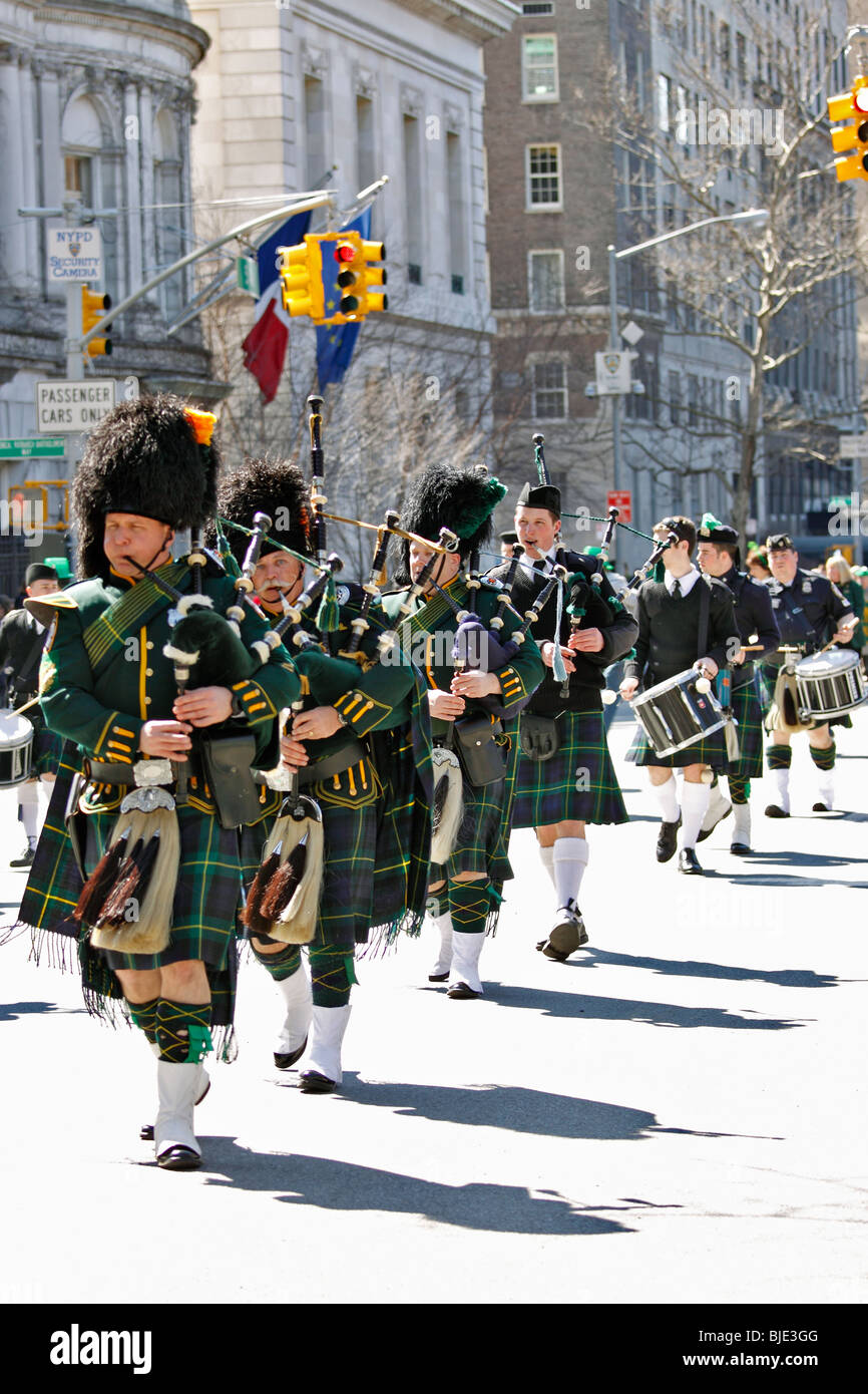 New York City Polizei-Abteilung Emerald Gesellschaft Pipes and Drums Blaskapelle auf der 5th Avenue in Manhattan St. Patrick's Day parade Stockfoto