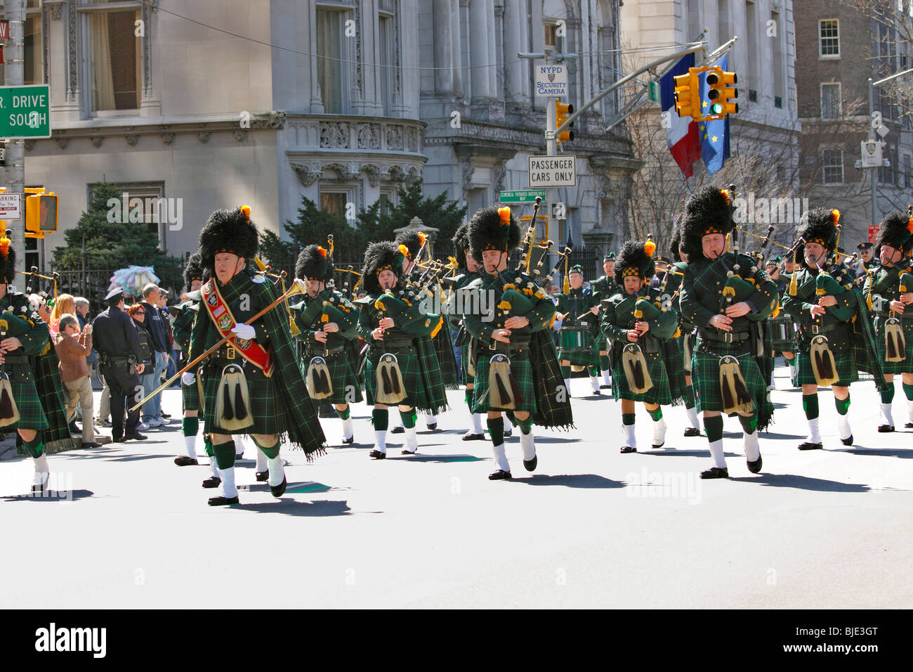 New York State Court Offiziere Pipes and Drums Blaskapelle marschiert auf der 5th Avenue in New York City St. Patricks Day parade Stockfoto