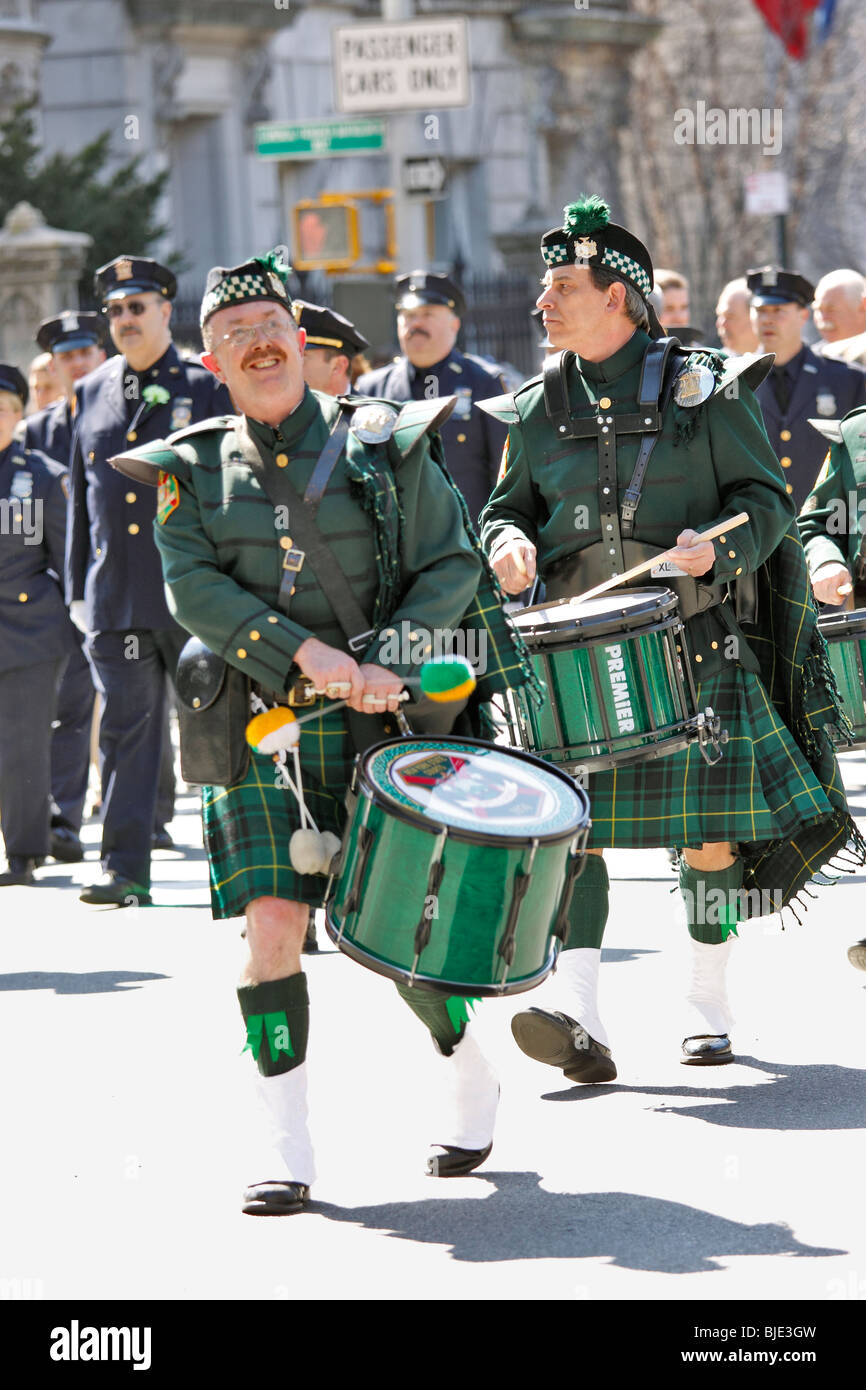 New York State Court Offiziere Pipes and Drums Blaskapelle marschiert auf der 5th Avenue in Manhattan St. Patrick's Day parade Stockfoto