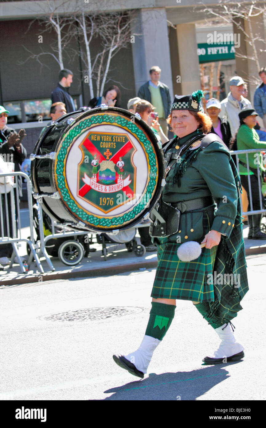 Bass Drummer der New York State Court Offiziere Pipes and Drums marching Band auf 5th Ave Manhattan St. Patricks Day parade Stockfoto