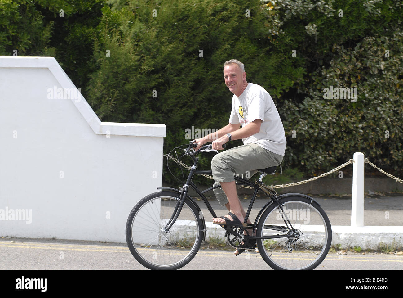 NORMAN COOK (FAT BOY SLIM) RADFAHREN BIS ZU SEINEM HAUS IN HOVE, 15. JUNI 2006 Stockfoto