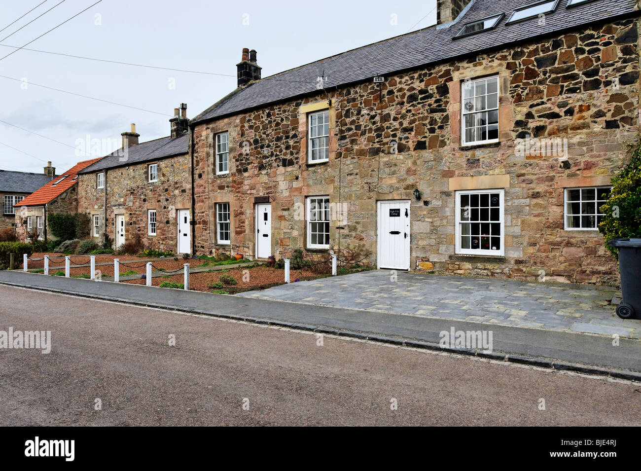 Stein auf dem Land in Northumberland Küste Dorf von Bamburgh Stockfoto