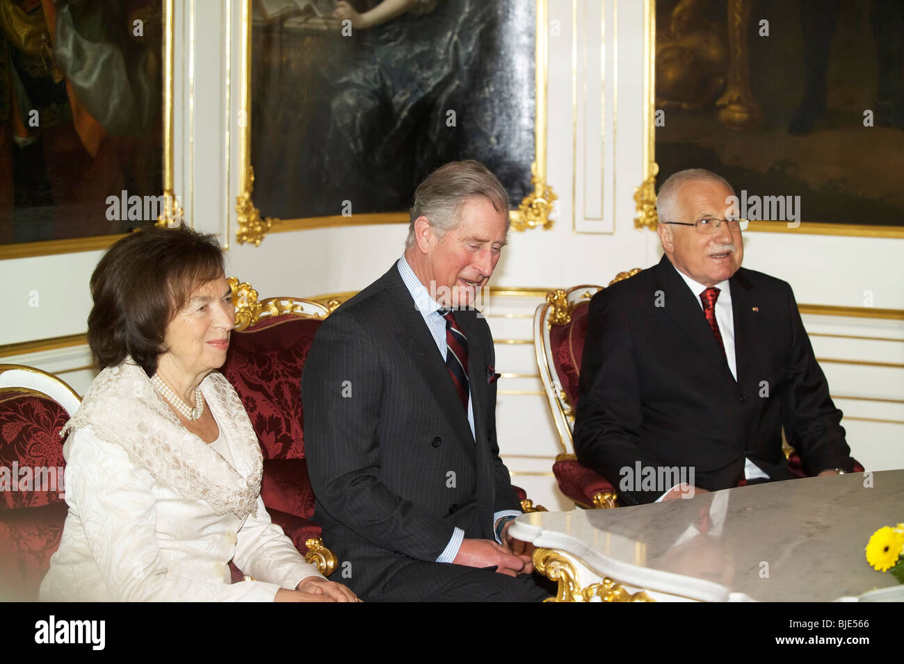 Großbritanniens Prinz Charles und seine Frau Camilla, die Herzogin von Cornwall, besuchen Sie die Prager Burg am 20. März 2010. Stockfoto