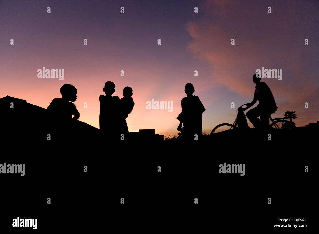 Silhouetten der Dorfbewohner in Amuria, Uganda. Stockfoto