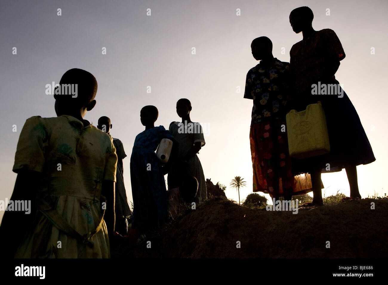Girls Silhouetten bei Sonnenuntergang in Amuria, Uganda. Stockfoto