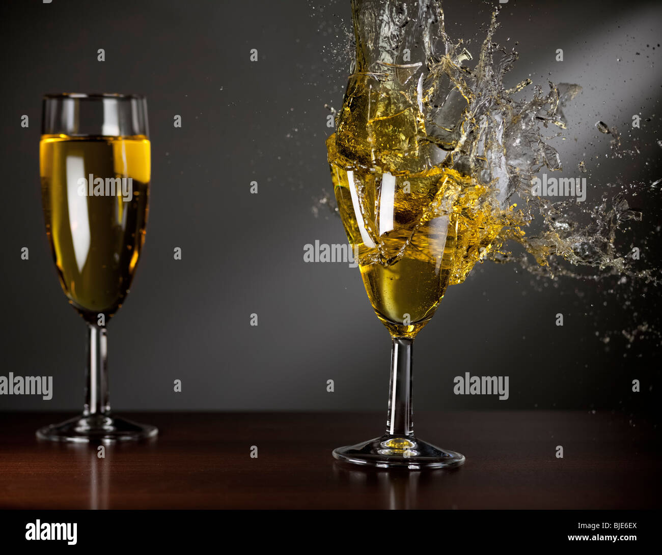 Zerberstendes Glas Champagner Stockfoto
