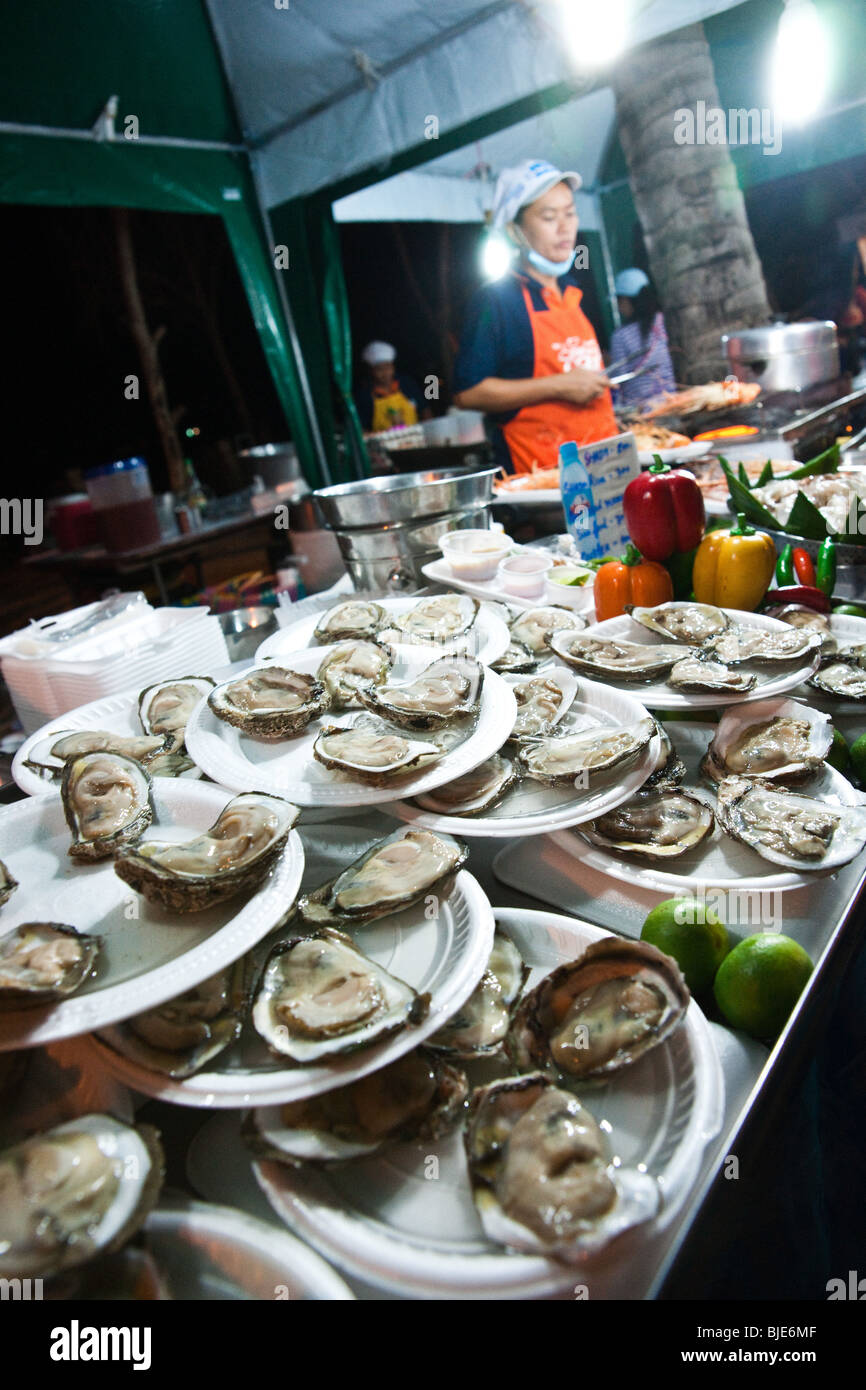 Nacht-Bild von street essen Meeresfrüchte Kreditor mit Platten mit frischen Austern in Patong Beach in Phuket, Thailand zu reisen. Stockfoto