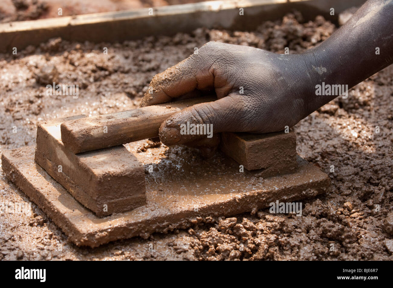 Verlegung von Beton zu Boden einen neuen Kuhstall, Ruanda zu machen. Stockfoto