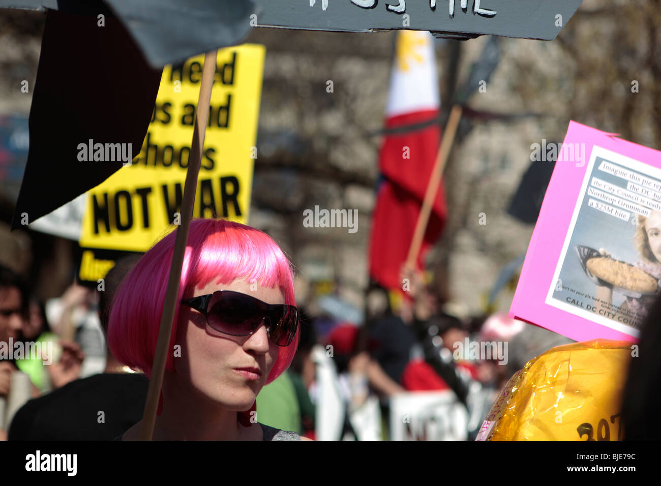 Code-Pink-Aktivist mit Perücke. Anti-Krieg zu protestieren. Marsch auf Washington. 20. März 2010 Stockfoto