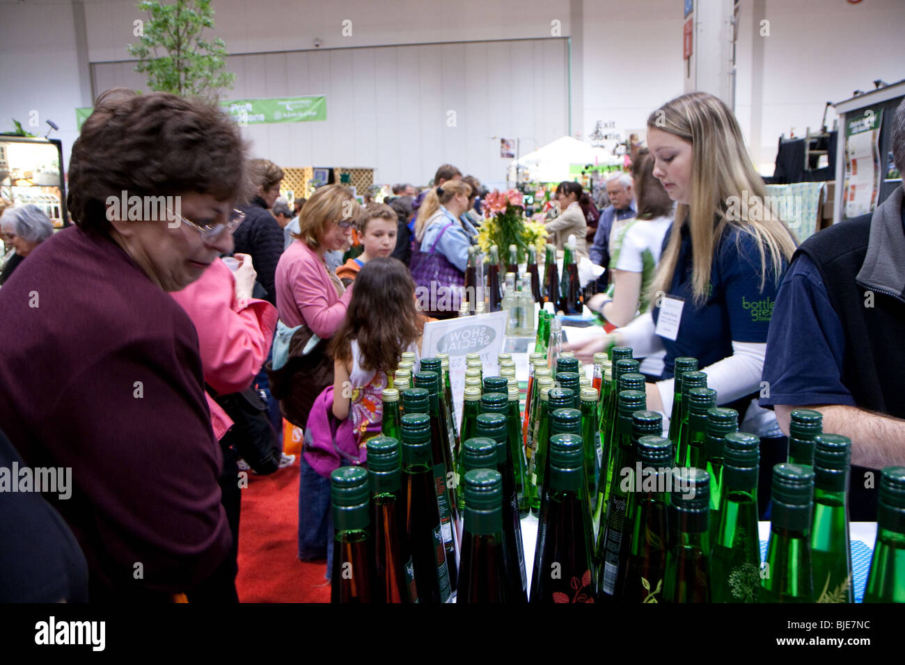 Kanada Blüte Flasche Flaschen Veranstaltung Blumengarten gesunde Dame alte Bio Senior zeigen Stockfoto