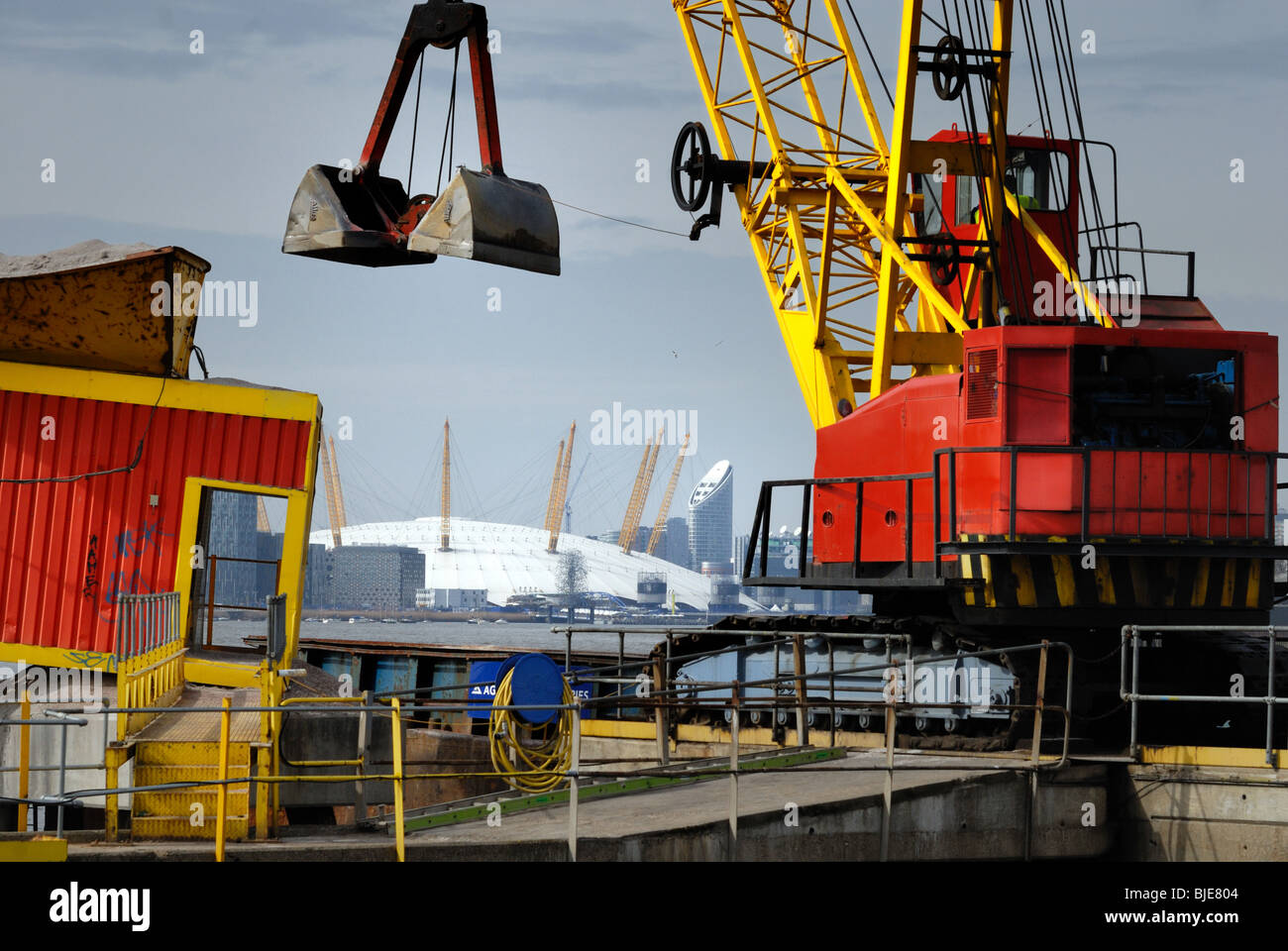 Themse mit Dockland-Gebäude Stockfoto