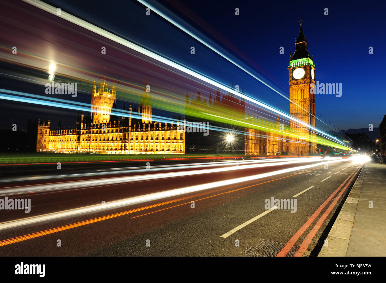 Horizontales Bild von den Houses of Parliament in der Nacht mit leichten Prüfungen vom Durchgangsverkehr London England Stockfoto