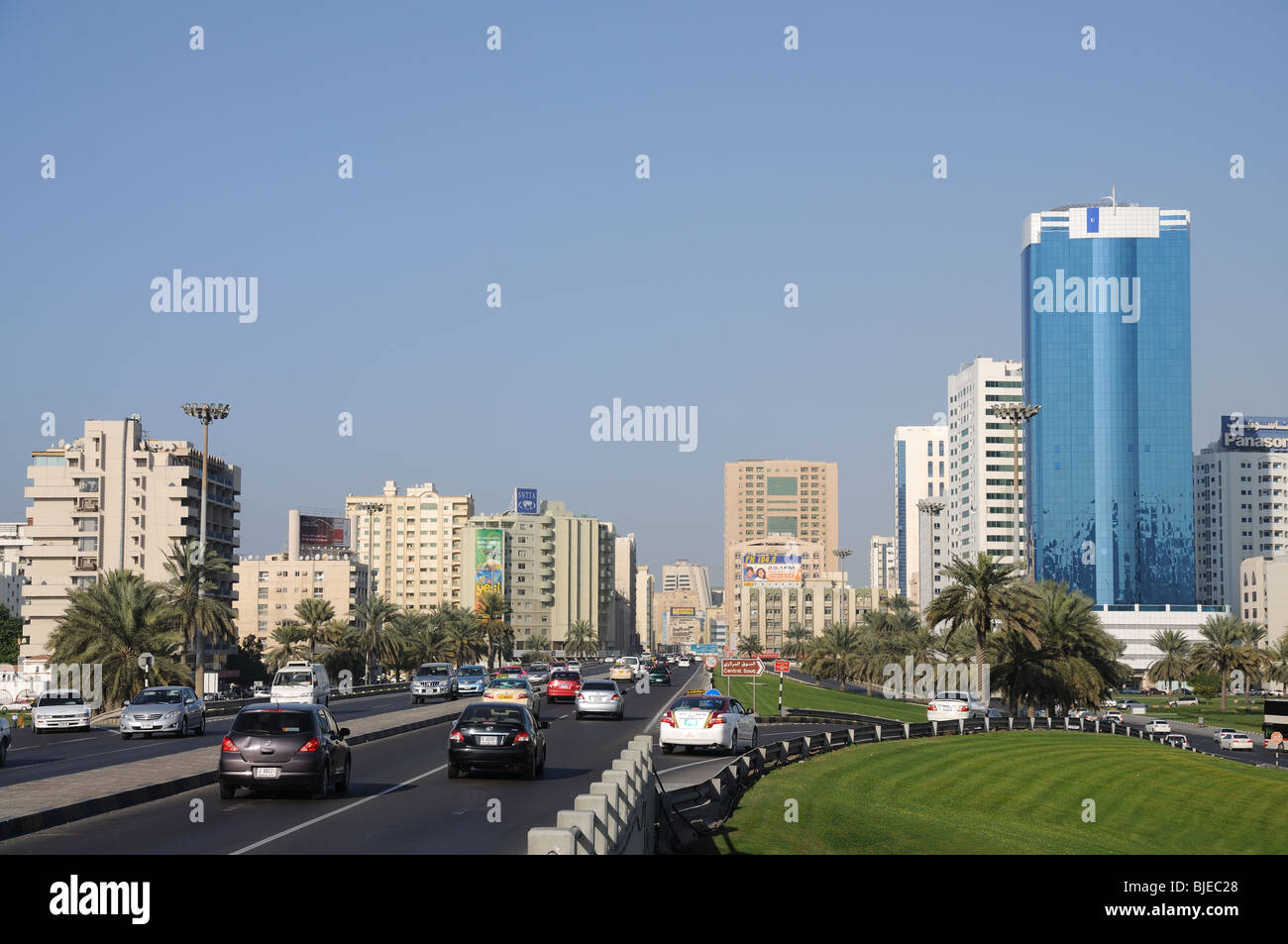 Straße in Sharjah City, Vereinigte Arabische Emirate Stockfoto