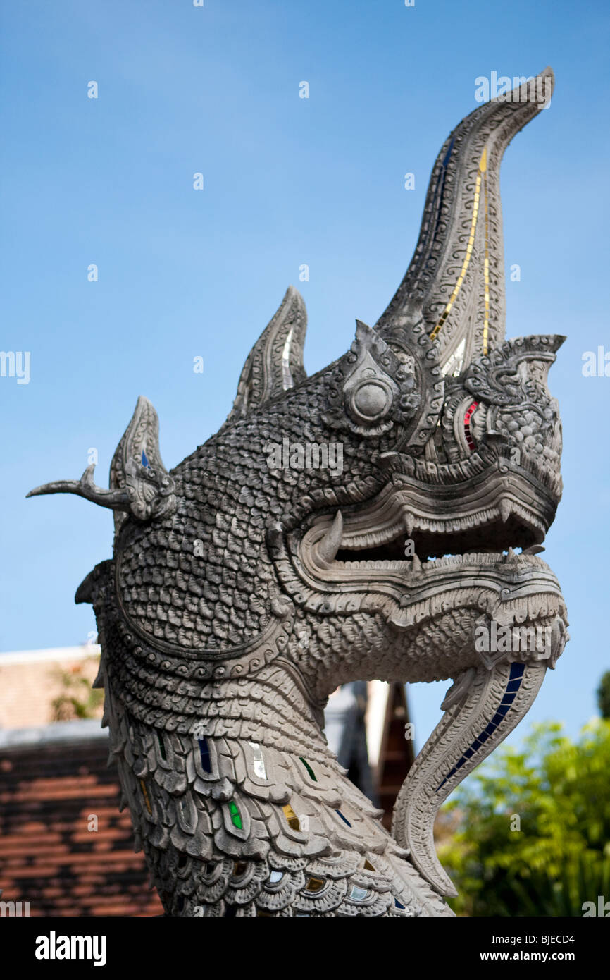 Die Naga, ein Thai Sympathieträger erscheint als eine Schlange oder Cobra außerhalb der Wat Chedi Luang, Chiang Mai Thailand Stockfoto