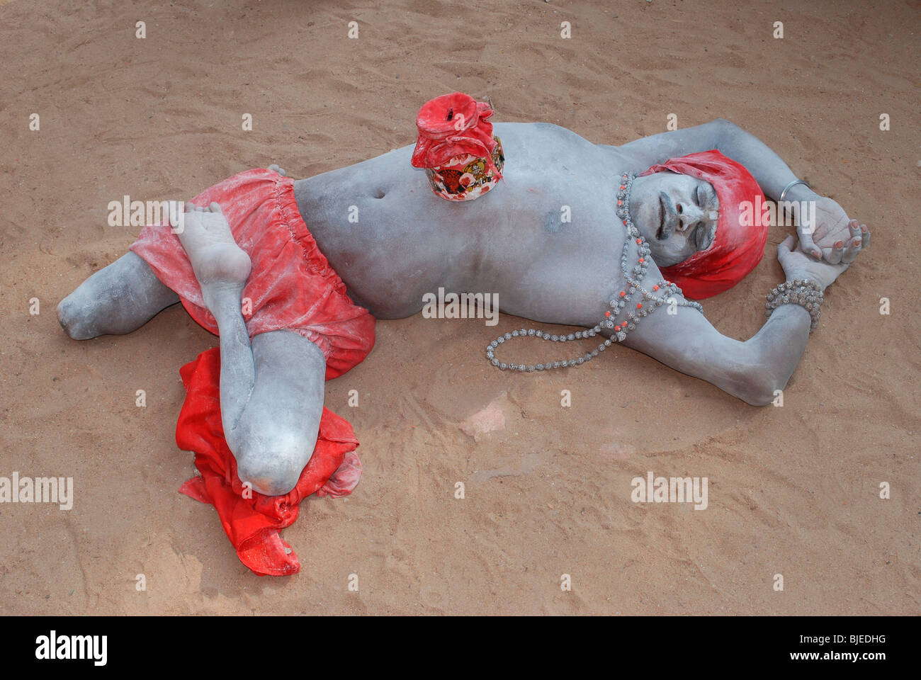 Eine behinderte Person, die Almosen; Indien Stockfoto