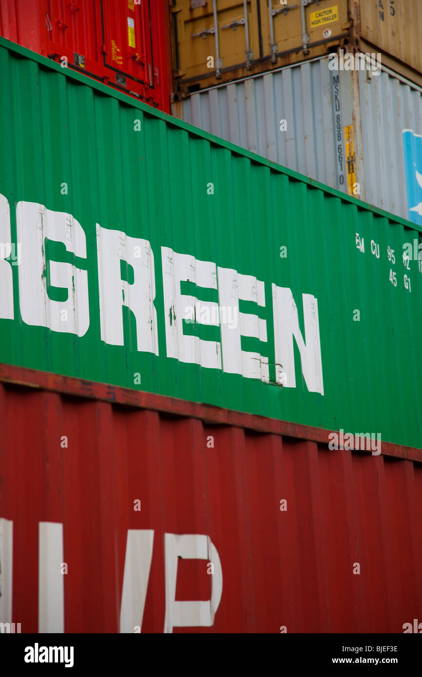Reihen von UBC gestapelten Containern an Bulmers Container Yard, Teesside, Middlesbrough, North Yorkshire, UK Stockfoto