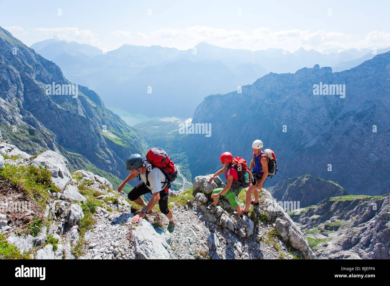 Bergsteiger auf einem Berg in den Berchtesgadener Alpen, Bayern, Deutschland, erhöhte Ansicht Stockfoto