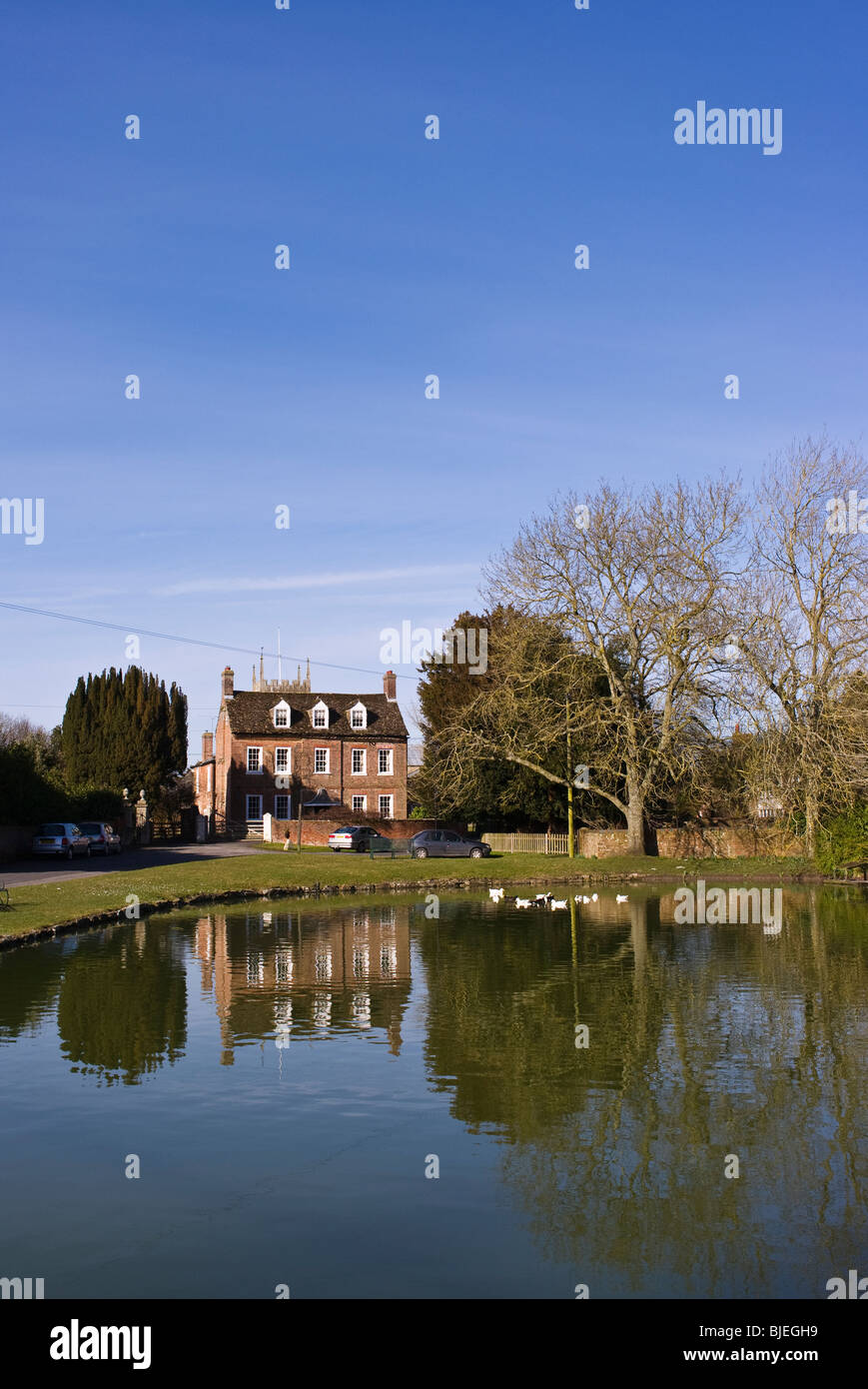 Eine friedliche Dorfteich und Reflexionen in Urchfont Wiltshire UK EU Stockfoto