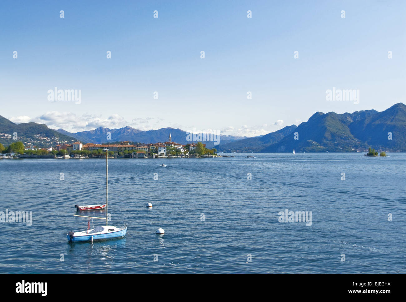 Boote auf dem See Lago Maggiore, Isola dei Pescatori im Hintergrund, Piemont, Italien Stockfoto