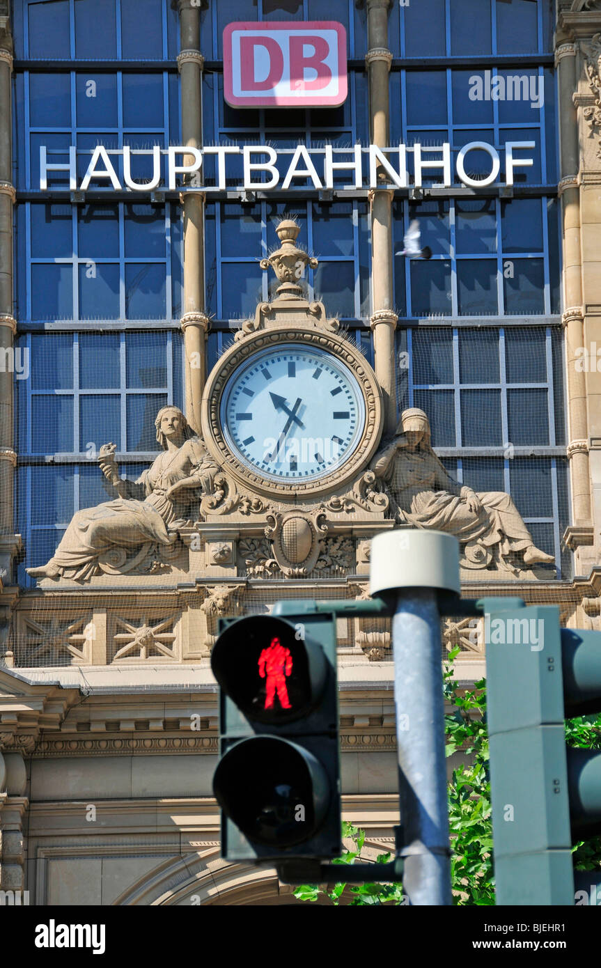 Frankfurt Hauptbahnhof, rotes Licht in den Vordergrund, Frankfurt Am Main, Deutschland, niedrigen Winkel Ansicht Stockfoto