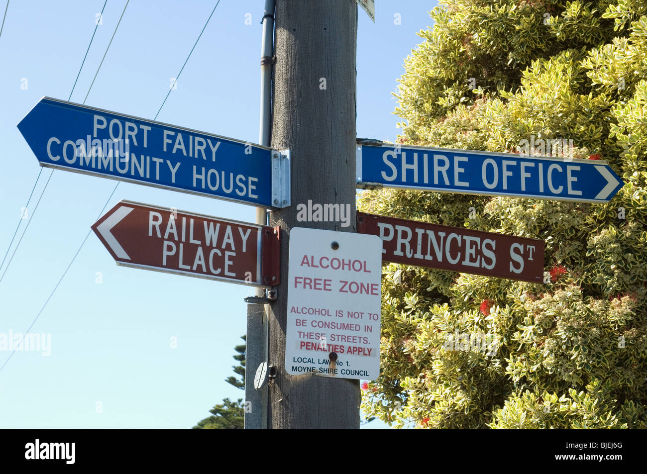 Straßenschilder auf Telegrafenmast in Port Fairy Stockfoto