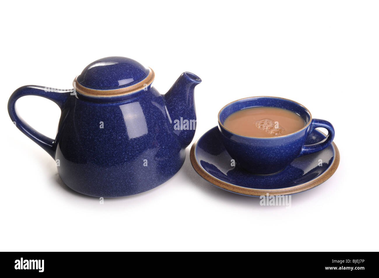Teekanne und eine Tasse Tee im Studio fotografiert Stockfoto
