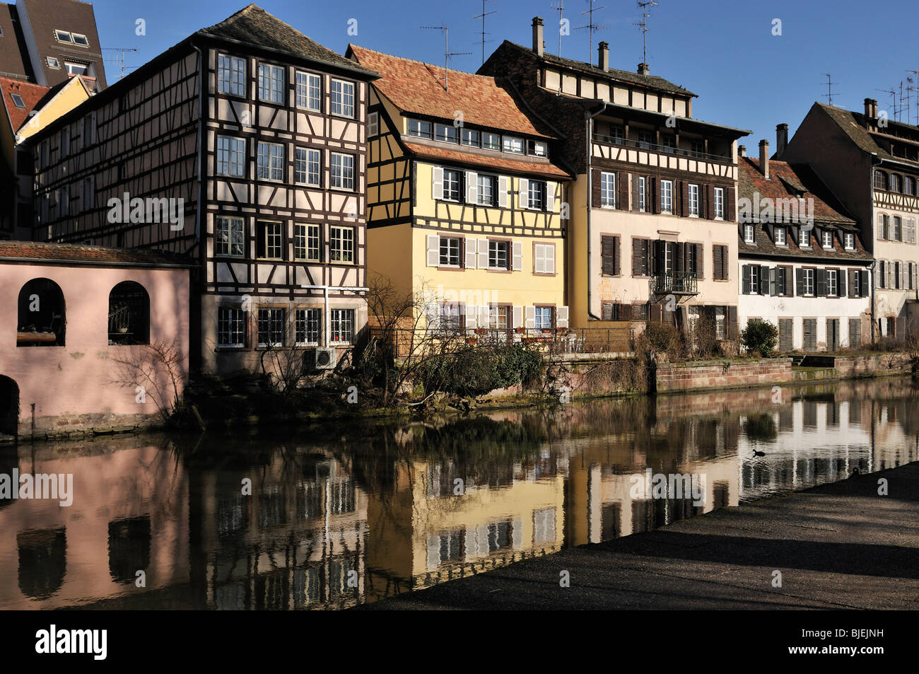 Reflexionen der mittelalterlichen Fachwerkhaus Gebäude im Fluss Ill, La Petite France, Straßburg Stockfoto