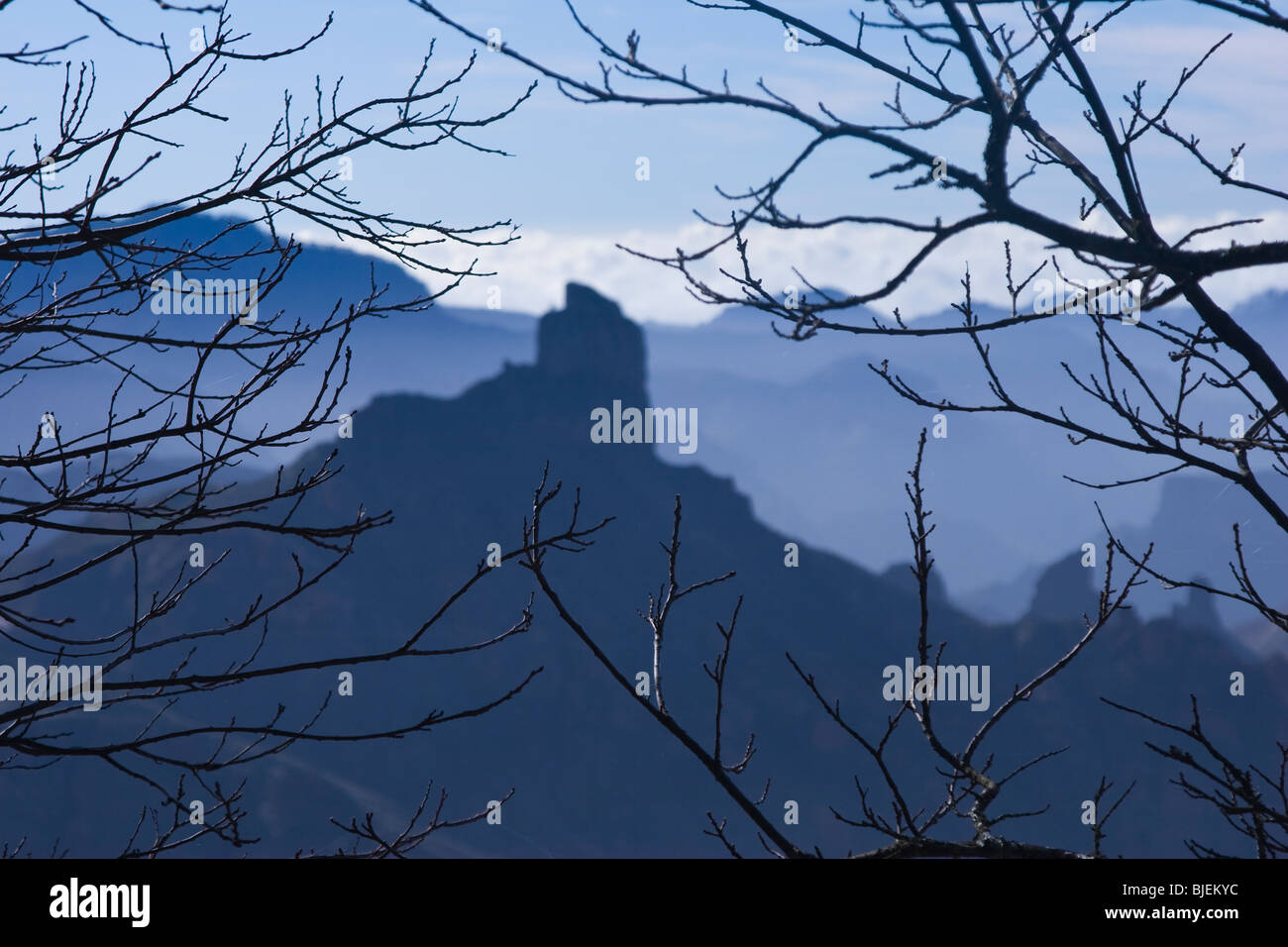 Blick auf die Tamadaba Caldera oder Krater mit Bentaiga Rock Silhouette Stockfoto