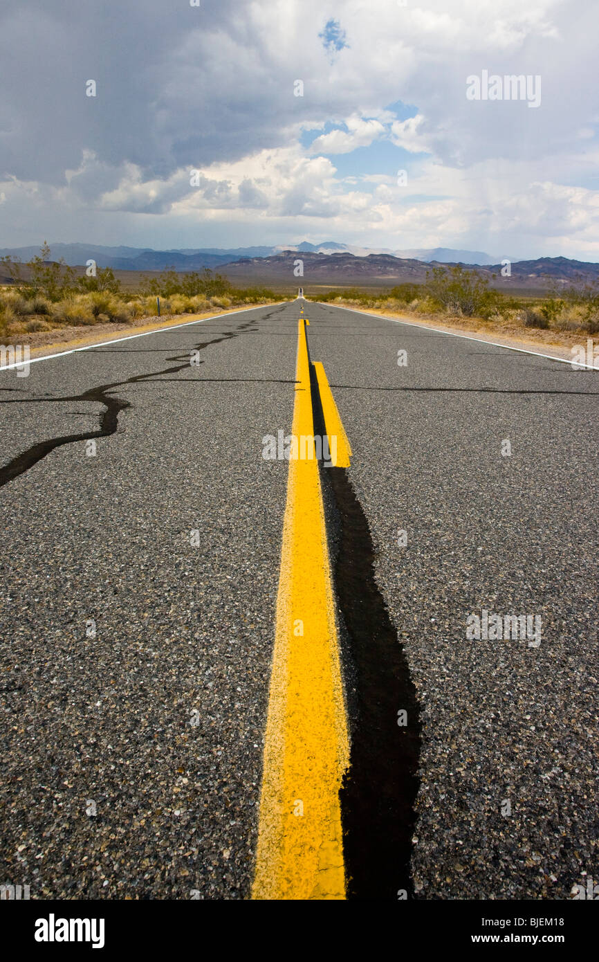 Straße durch Death Valley National Park, USA, Fluchtpunktperspektive Stockfoto