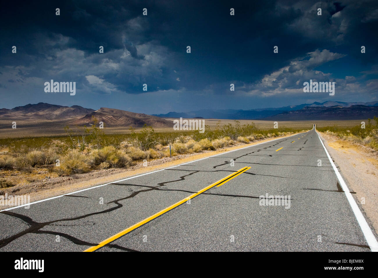 Straße durch Death Valley National Park, USA, Fluchtpunktperspektive Stockfoto