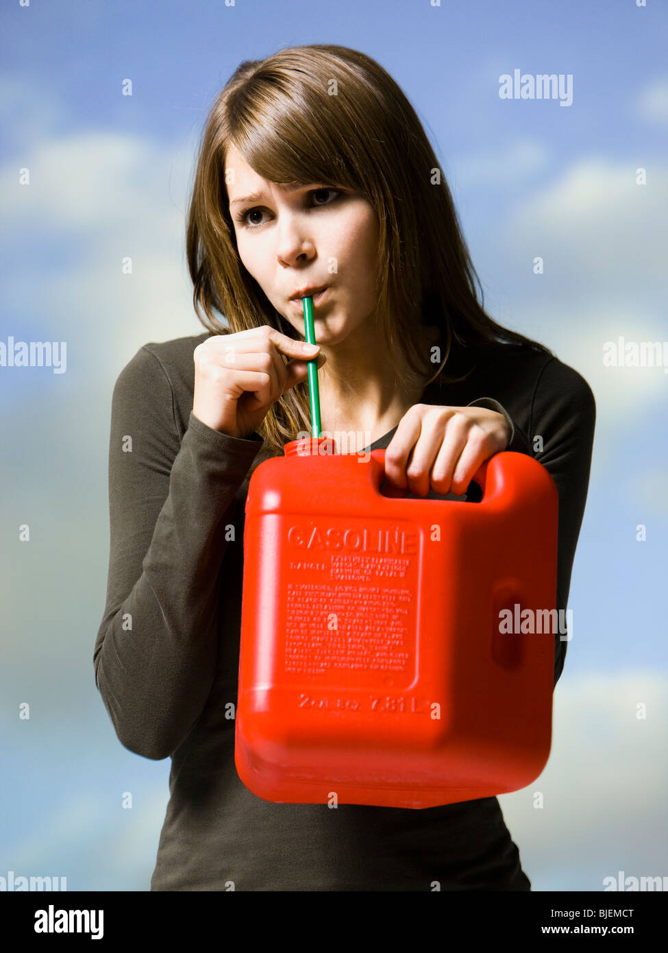 Frau trinken Benzin Stockfoto