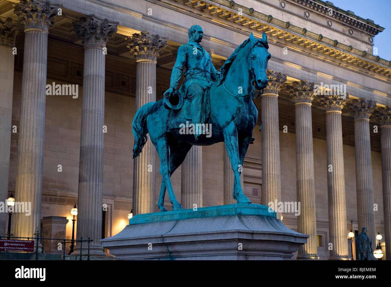 Statue von Prinz Albert vor St Georges Hall bei Nacht, Liverpool, Merseyside, England, UK Stockfoto