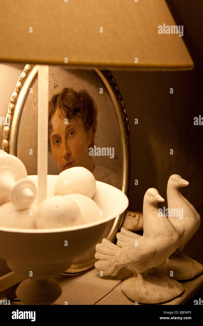 Nachttisch-Lampe, Bild und Vogel Figuren, Forbach, Deutschland, Nahaufnahme Stockfoto